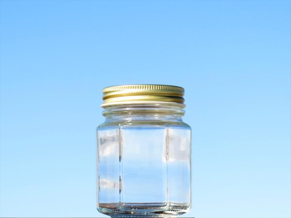 食べるラー油の瓶として人気の１００ｍｌ六角保存瓶です。