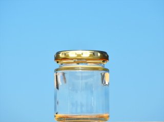 アンティーク調の機械栓の酒瓶です