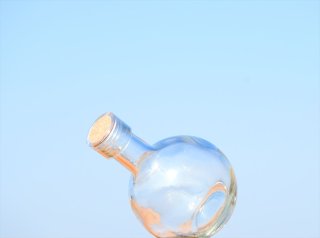 酒瓶に適合する高級感抜群の透明キャップを1個から販売しています