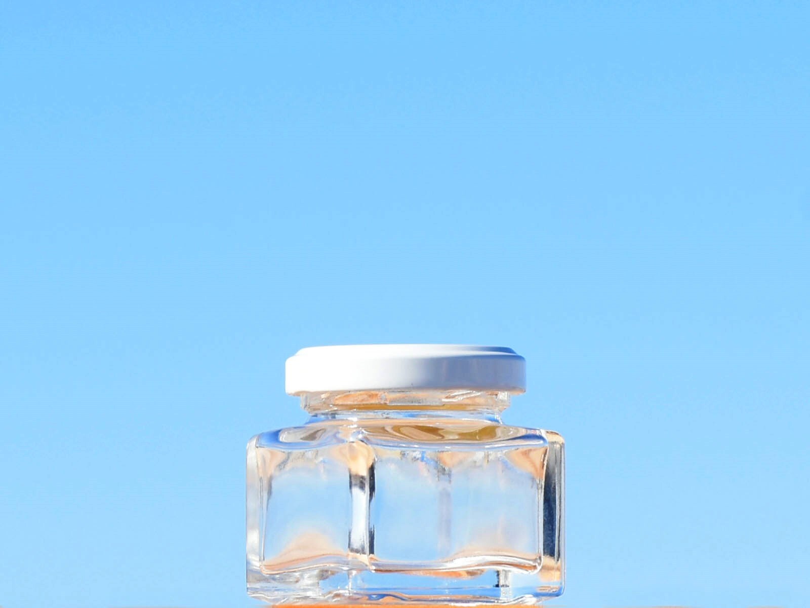 エッヂの効いたデザインは美しさ抜群！角びんでは最小サイズのジャム瓶